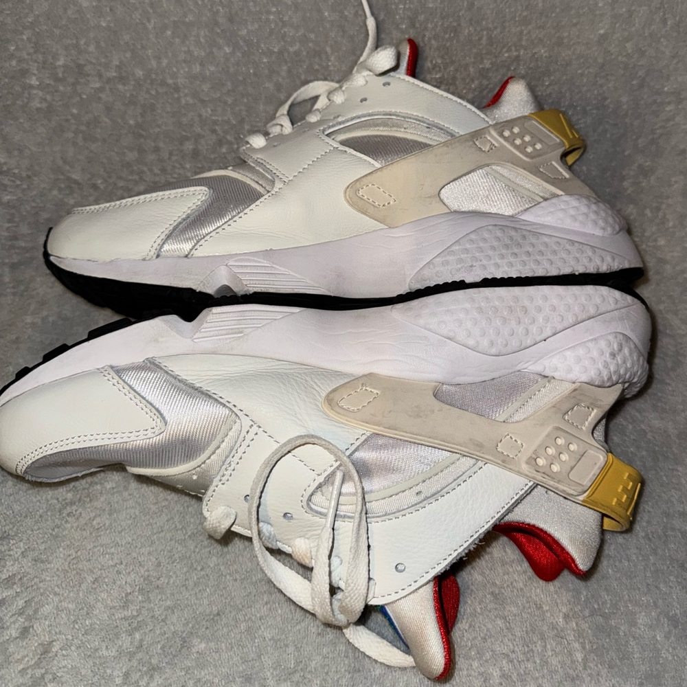 White Nike Huaraches shoes with Blue Logo.
Women’s size 10 - Picture 5 of 7